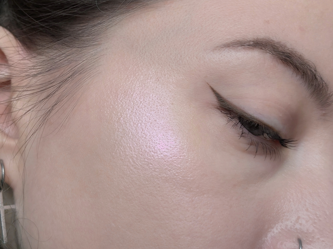 Clio Prism Highlighter 06 Violet Ruby, плотный слой, дневной свет
