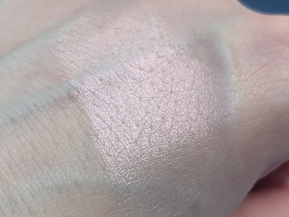 Clio Prism Highlighter 04 Grace Opal, дневной свет