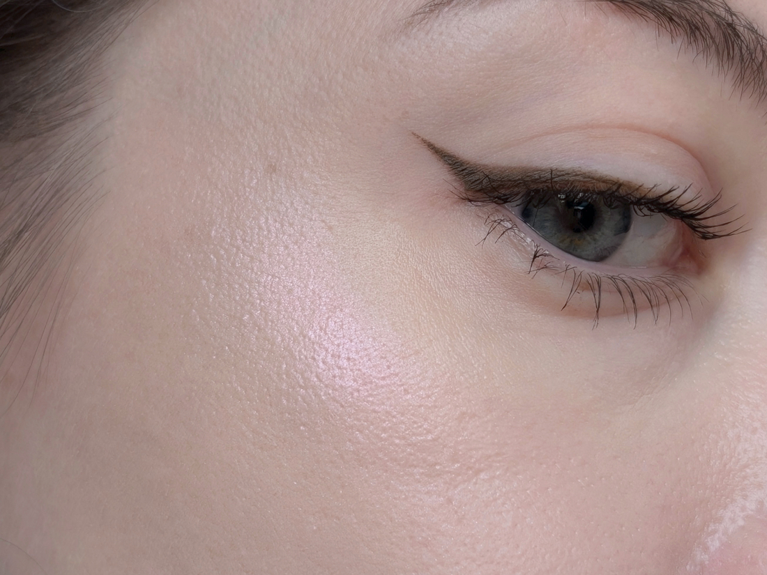 Clio Prism Highlighter 06 Violet Ruby, средний слой, дневной свет