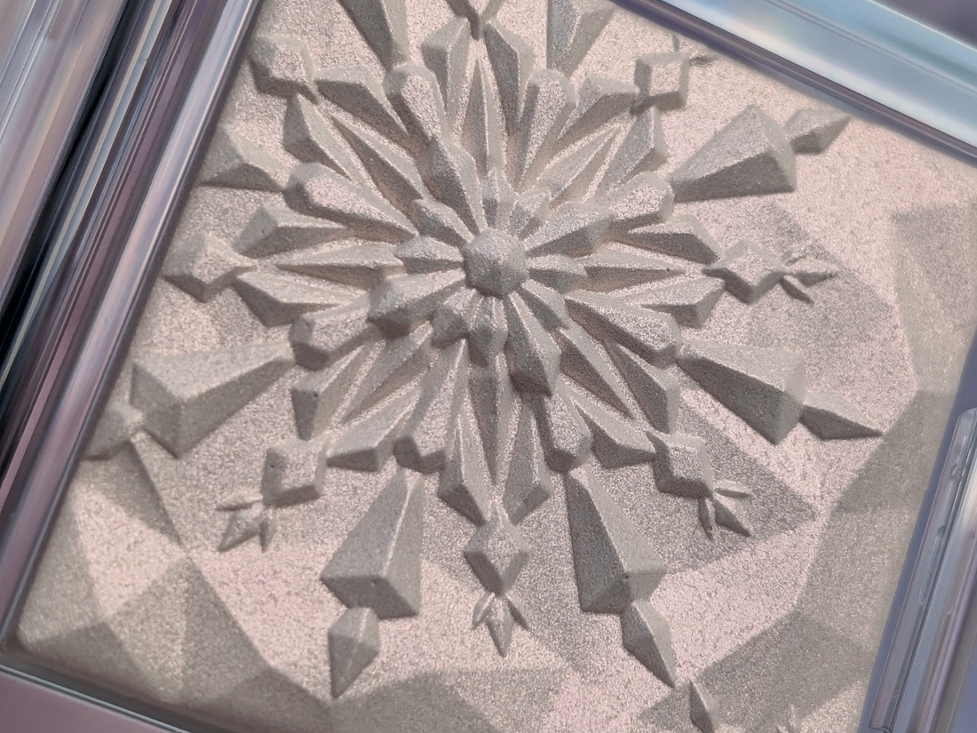 Clio Prism Highlighter 04 Grace Opal, дневной свет