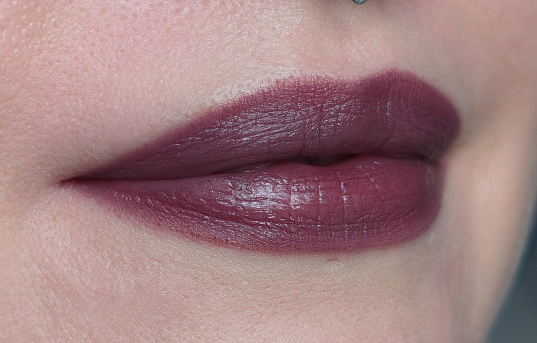 MAC Smoked Purple, тонкий слой кистью, яркий дневной свет