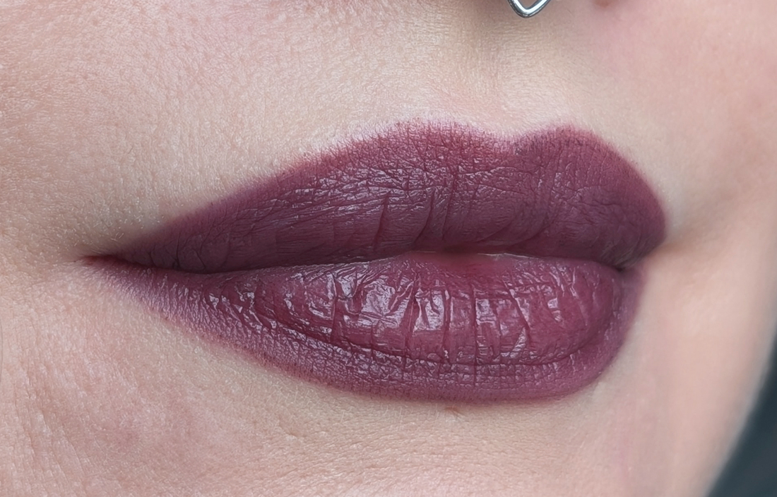 MAC Smoked Purple, тонкий слой кистью, холодный дневной свет