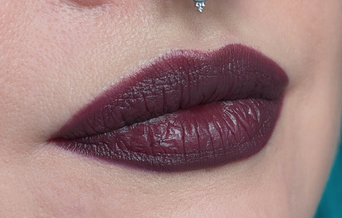 MAC Smoked Purple, один слой, яркий дневной свет