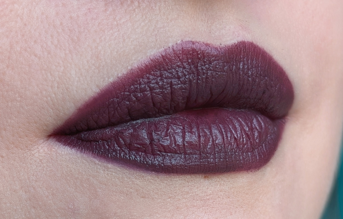MAC Smoked Purple, один слой, холодный дневной свет