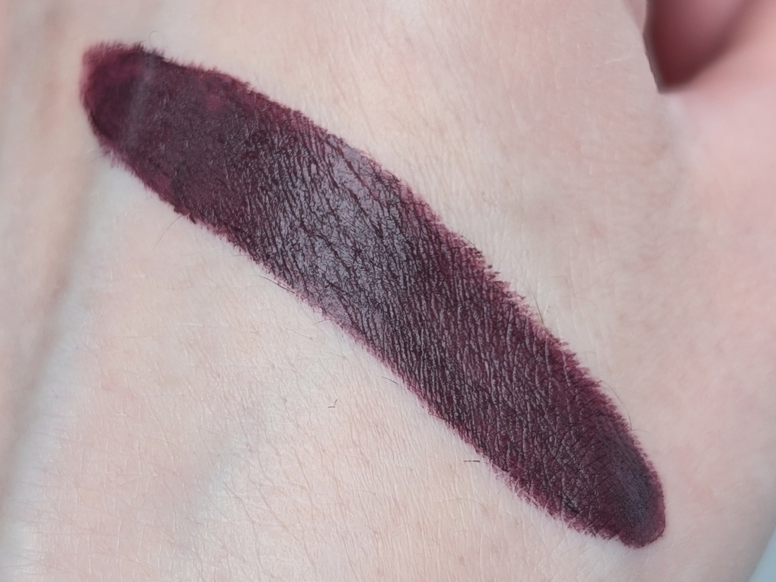 MAC Smoked Purple, несколько слоёв, холодный дневной свет