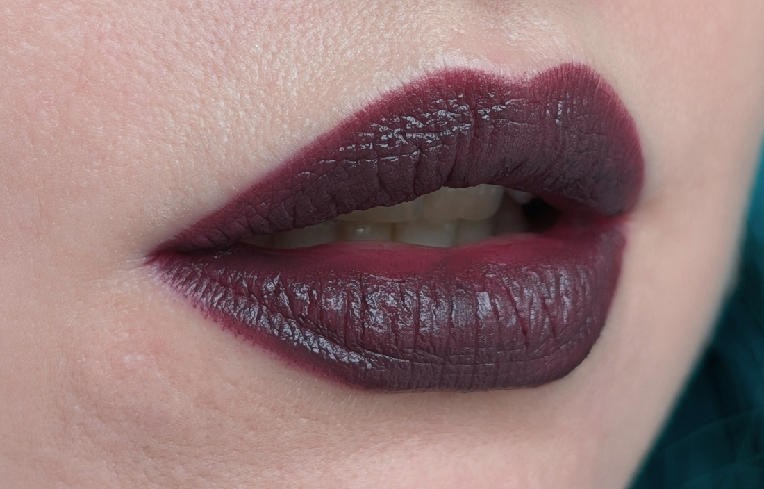 MAC Smoked Purple, 2 слоя, дневной свет