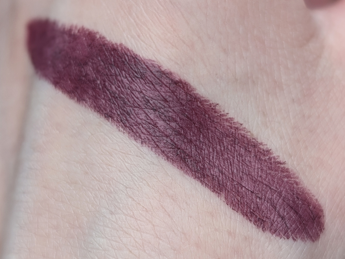 MAC Smoked Purple, один слой слой, холодный дневной свет