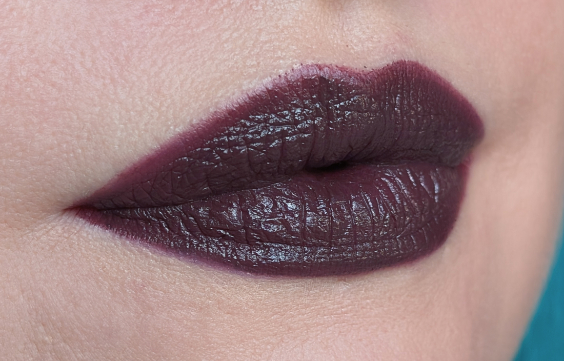 MAC Smoked Purple, несколько слоёв, дневной свет