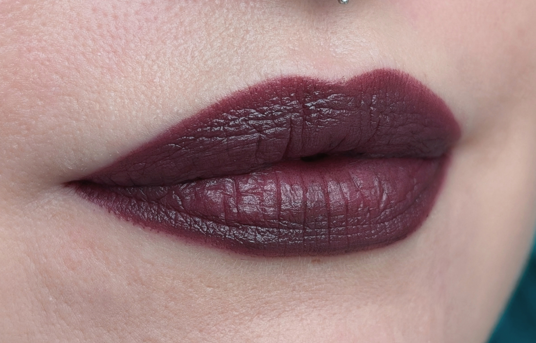 MAC Smoked Purple, один слой, дневной свет