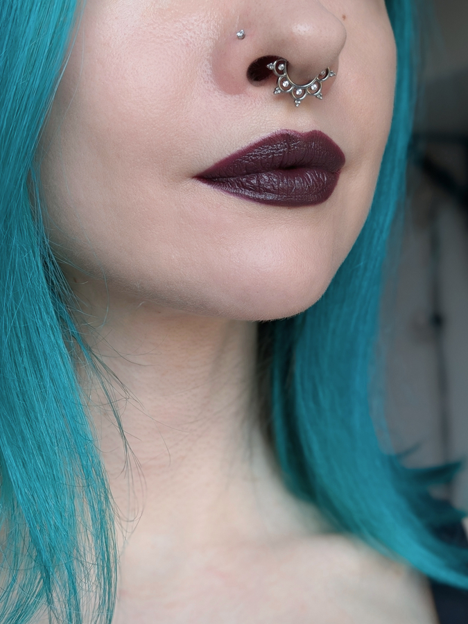 MAC Smoked Purple, несколько слоёв, дневной свет
