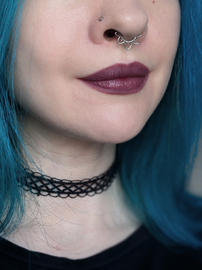 MAC Smoked Purple, тонкий слой кистью, дневной свет