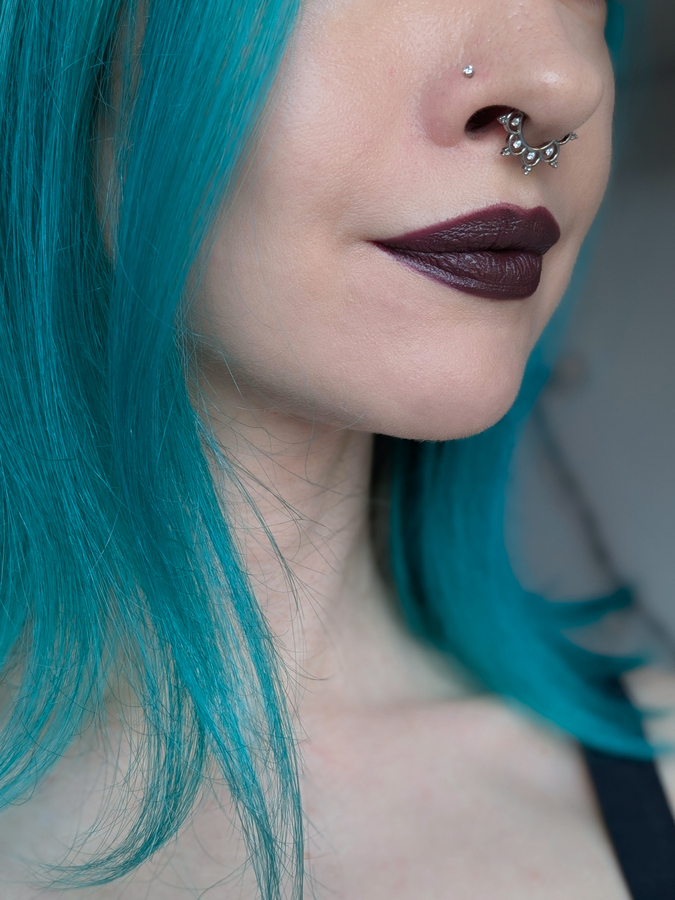 MAC Smoked Purple, несколько слоёв, дневной свет