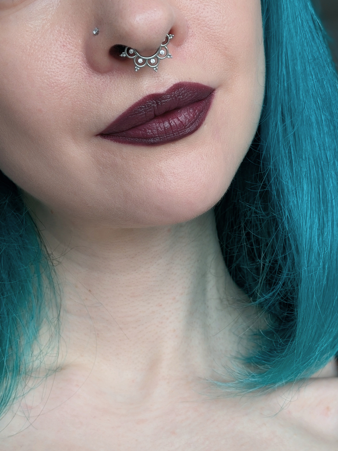 MAC Smoked Purple, один слой, дневной свет