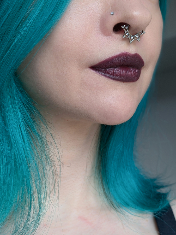 MAC Smoked Purple, один слой, дневной свет