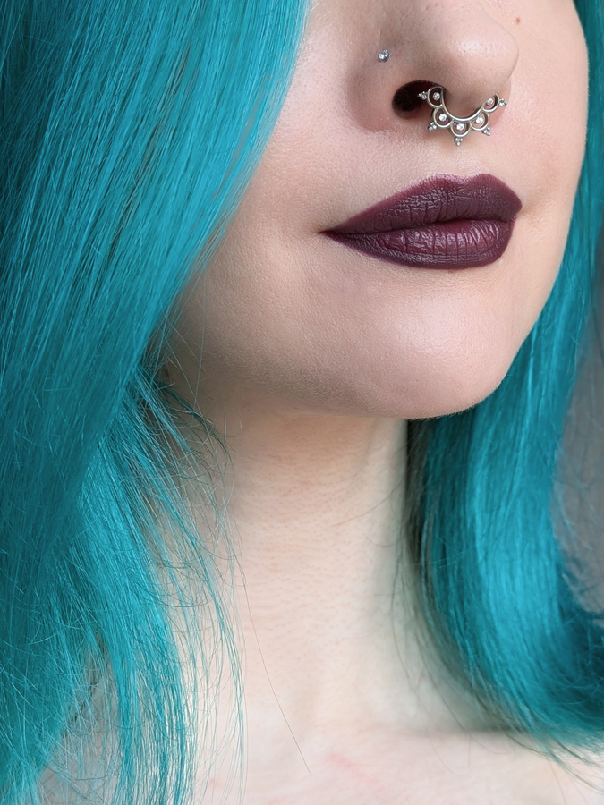 MAC Smoked Purple, один слой, дневной свет