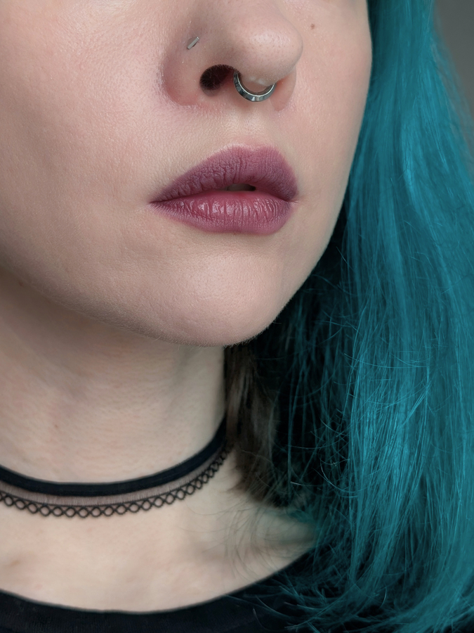 MAC Smoked Purple, в растушёвке, дневной свет