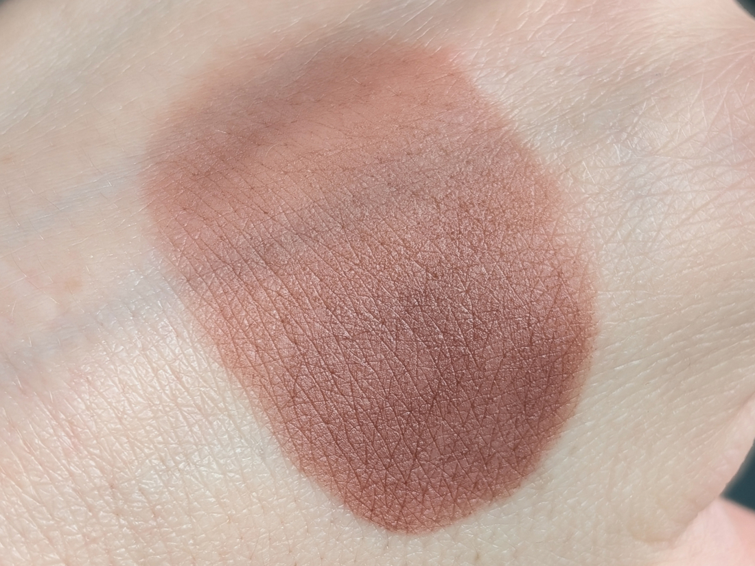 MAC Powder Kiss Liquid Lipcolour 953 Buffiest, дневной свет