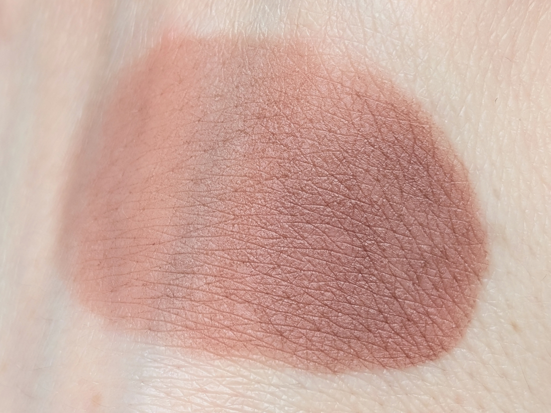 MAC Powder Kiss Liquid Lipcolour 953 Buffiest, дневной свет