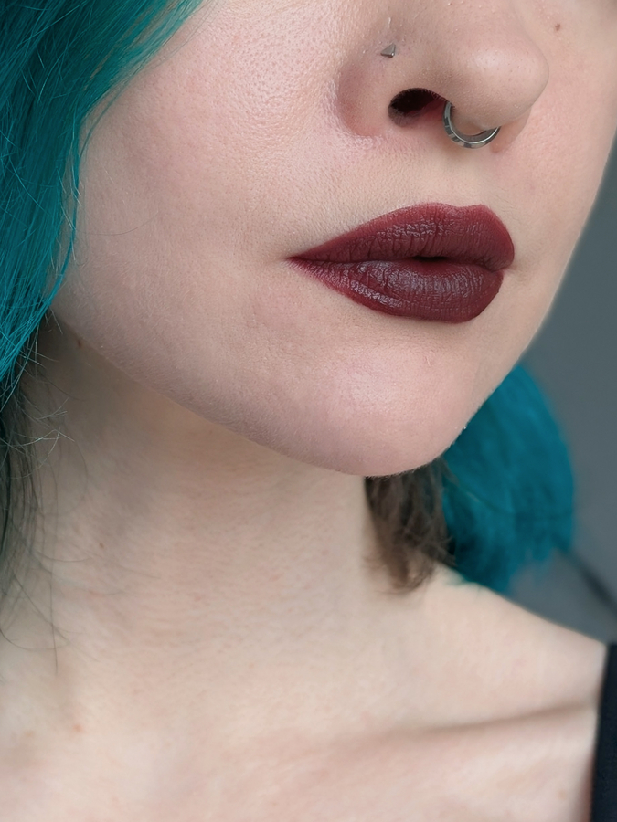 MAC Pretty Pleats!, два слоя, дневной свет