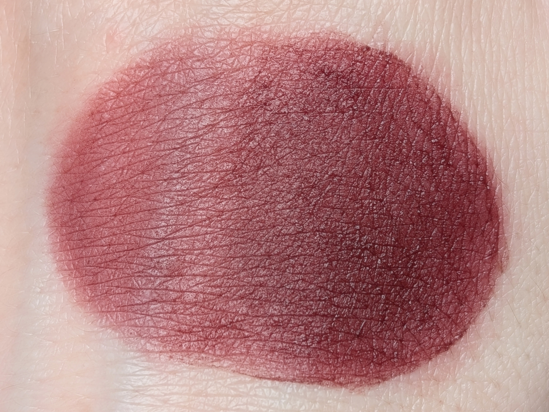 MAC Powder Kiss Liquid Lipcolour 993 Pretty Pleats!, дневной свет