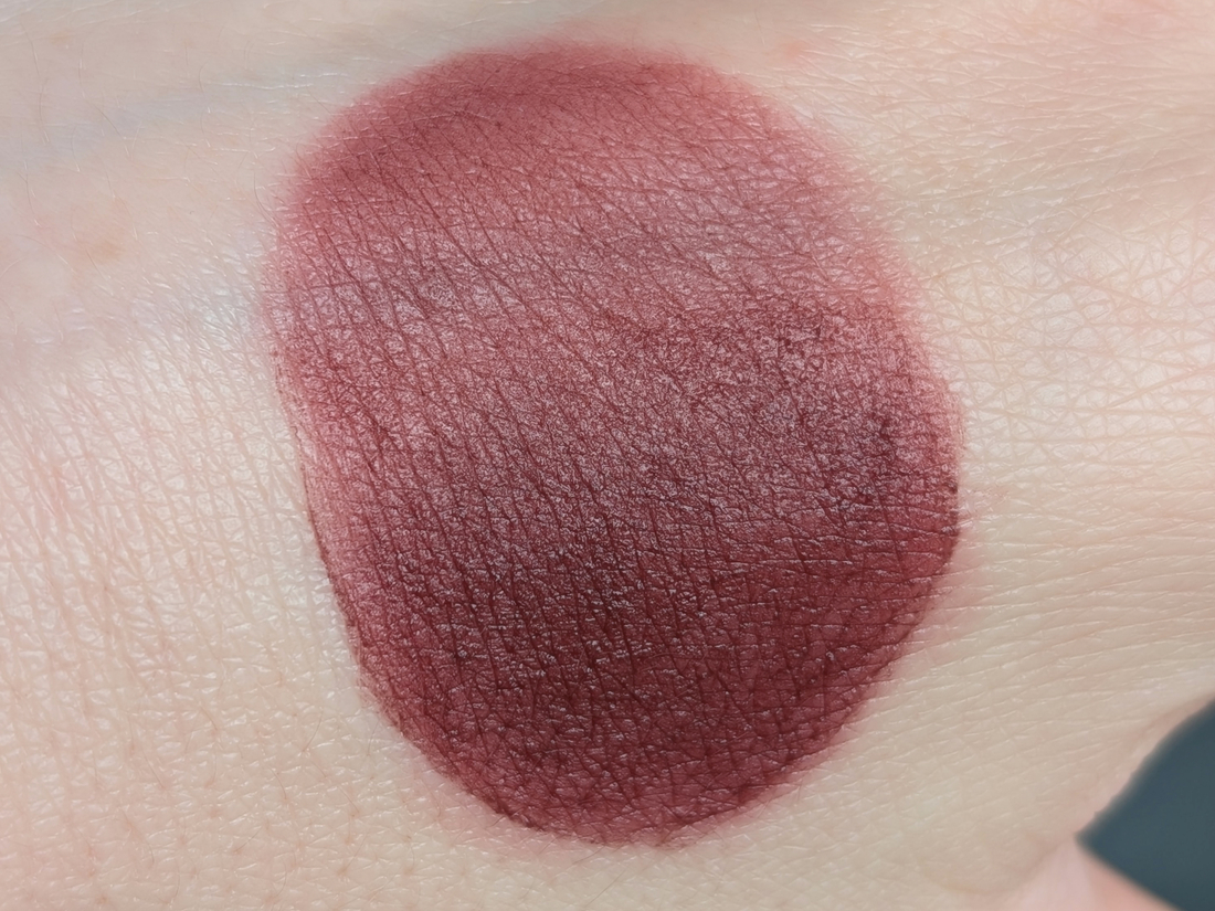 MAC Powder Kiss Liquid Lipcolour 993 Pretty Pleats!, дневной свет