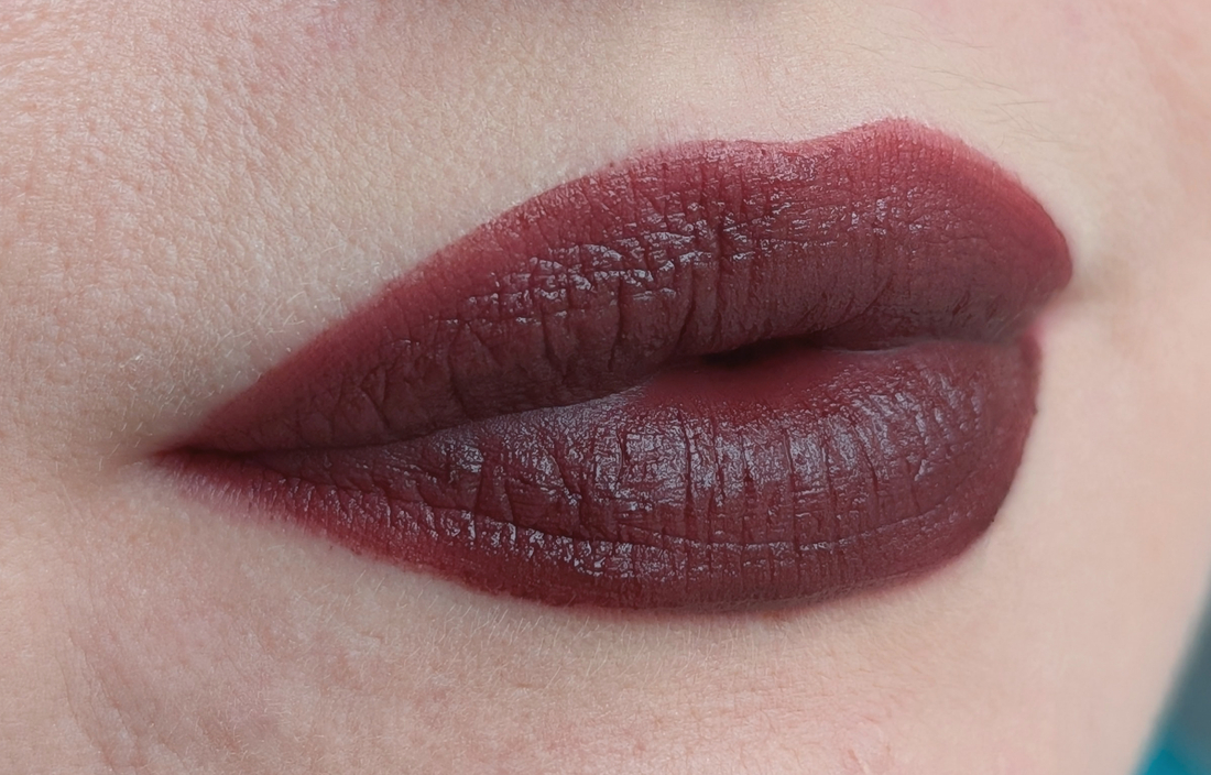 MAC Pretty Pleats!, два слоя, дневной свет