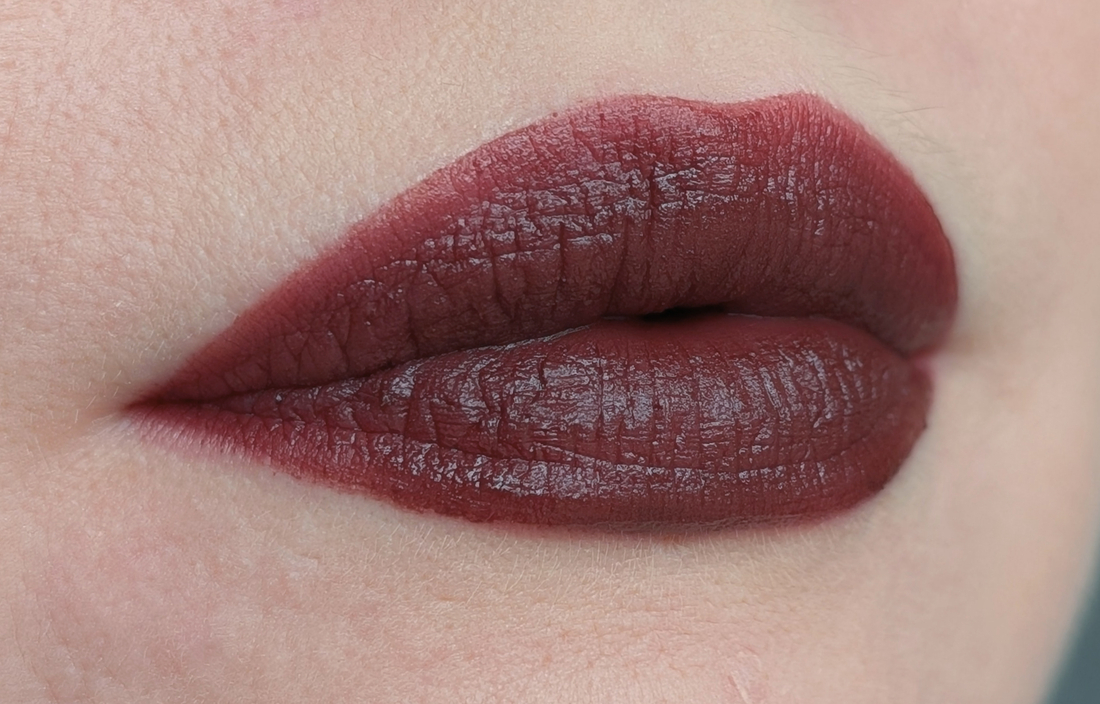 MAC Pretty Pleats!, два слоя, дневной свет