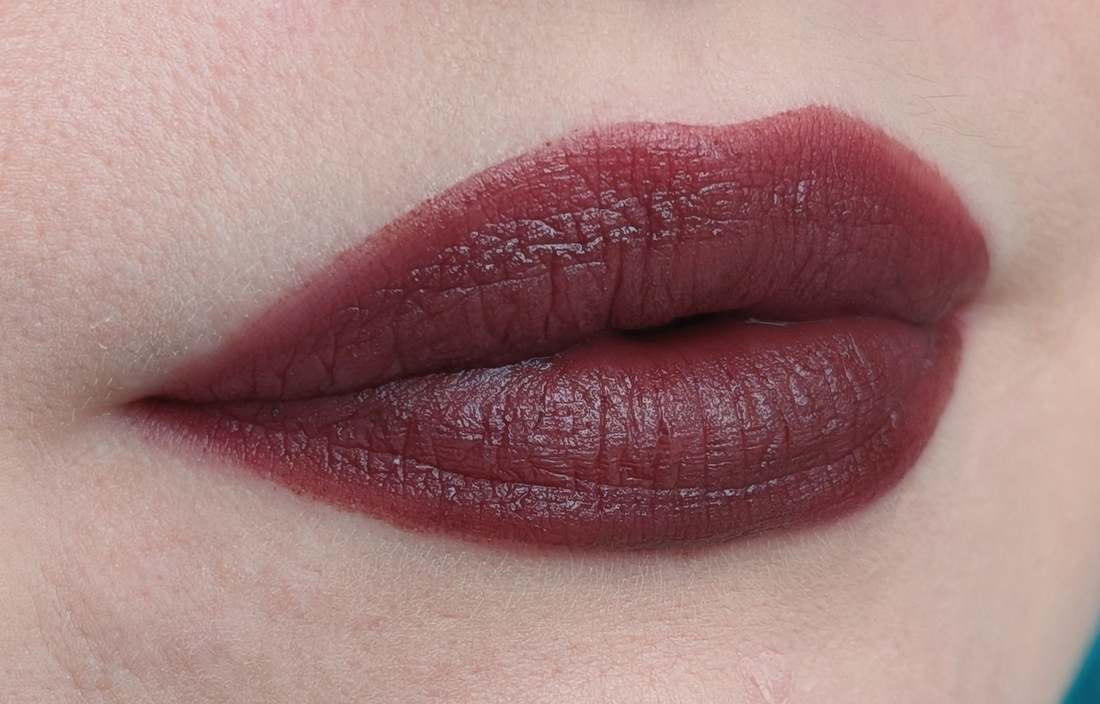 MAC Pretty Pleats!, один слой  спонжем, дневной свет