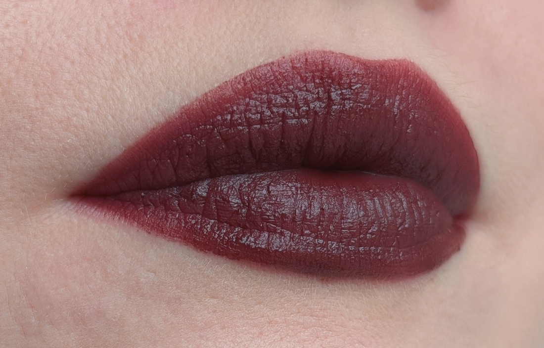 MAC Pretty Pleats!, два слоя, дневной свет
