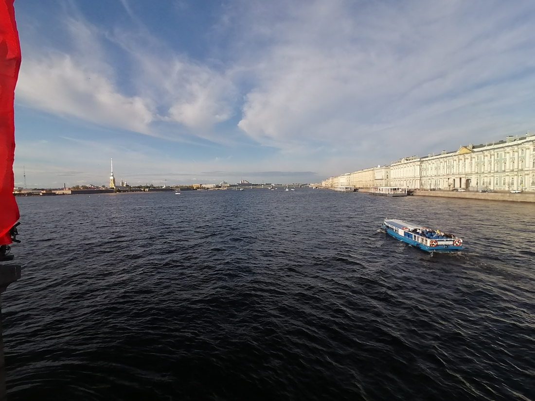 Вид с Дворцового моста в Санкт-Петербурге