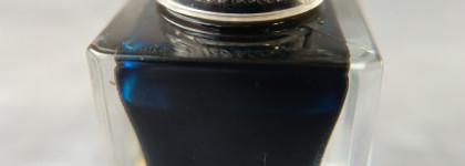 Guerlain Day. Guerlain La Petite Robe Noire Nail Colour №004 Jagua Ink