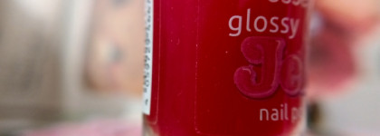Red Week. Essence Glossy Jelly Nail Polish 02 Candy Gloss и 03 Sugar High