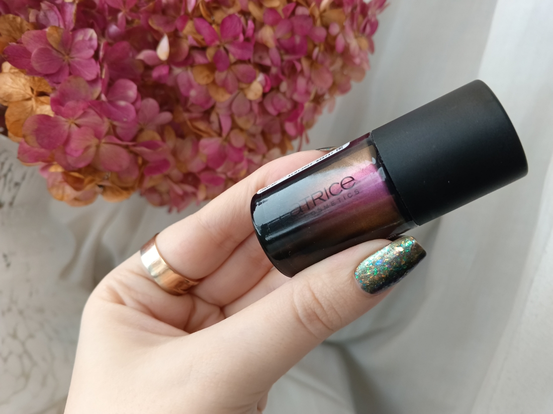 флакон лака Catrice Mystic Forest Nail Lacquer C02 Falling Leaves