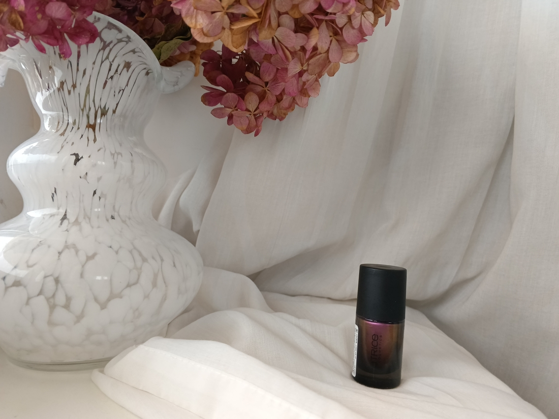 флакон лака для ногтей Catrice Mystic Forest Nail Lacquer C02 Falling Leaves