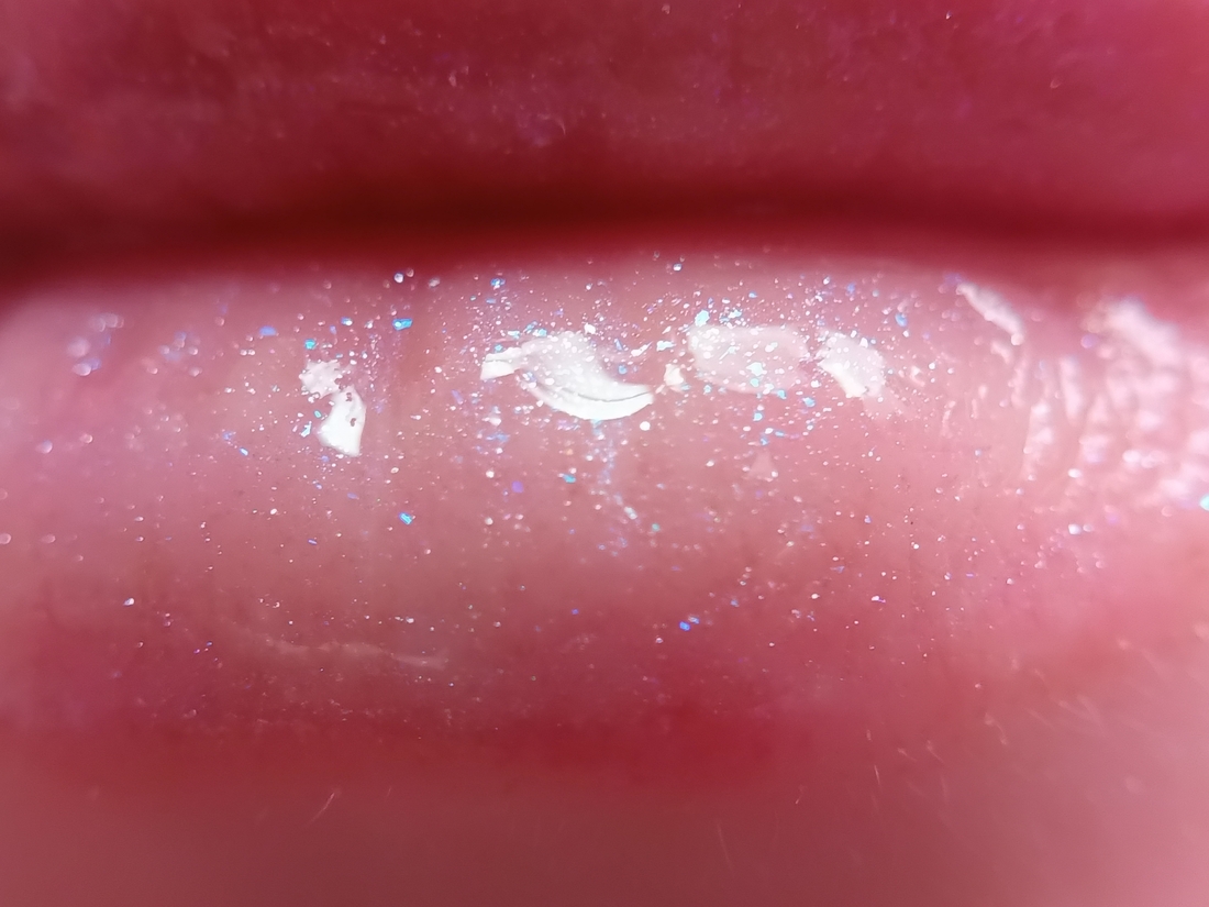 свотчи Catrice Arctic Illusion Gloss Plumping Effect №02 на губах