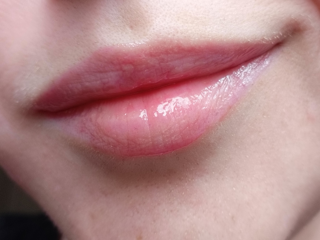 Nars Afterglow Lip Oil №520 Wondrous свотчи на губах