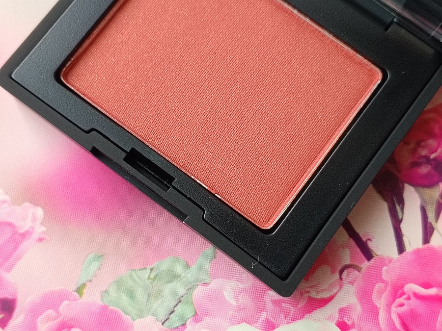 текстура Nars Talk-Free Blush Пудровые румяна в оттенке №888 Dolce Vita
