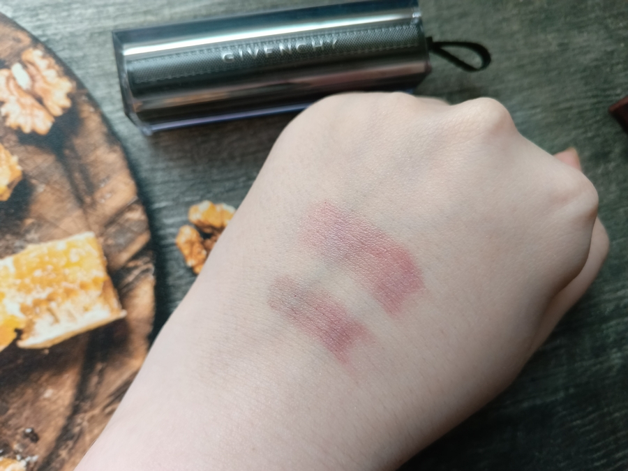 свотчи Givenchy Rouge Interdit Vinyl №16 Noir Revelateur