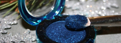 Пигмент для глаз Pigment «Moon Is Blue — королевский синий» от MAC