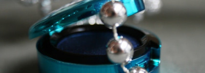 Пигмент для глаз Pigment «Moon Is Blue — королевский синий» от MAC