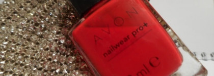 Гусиные лапки с лаком для ногтей от Avon nailwear pro+, Неотразимый красный/Red Bombshell