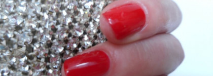 Гусиные лапки с лаком для ногтей от Avon nailwear pro+, Неотразимый красный/Red Bombshell