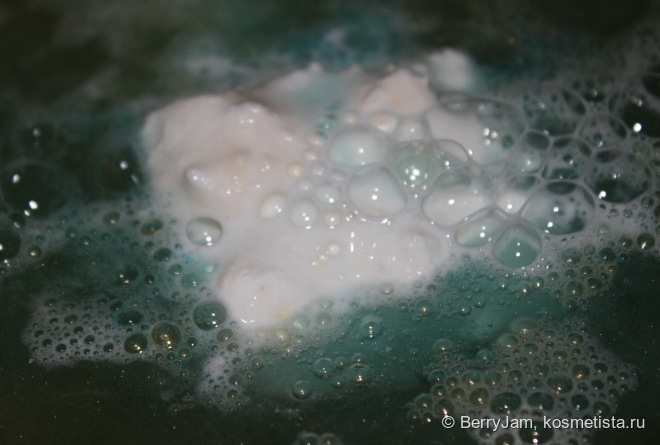 Дух праздника крадется незаметно с Бомбой для ванны от Lush Золотое чудо