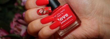Красно-коралловая любовь от Picture Polish "LOVE"
