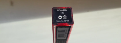 Алая, классная, как томат красная: Sleek Matte Me в оттенке Rioja Red #433