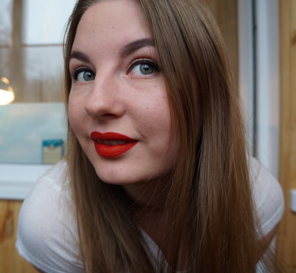 Алая, классная, как томат красная: Sleek Matte Me в оттенке Rioja Red #433
