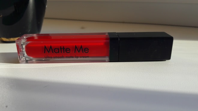 Алая, классная, как томат красная: Sleek Matte Me в оттенке Rioja Red #433