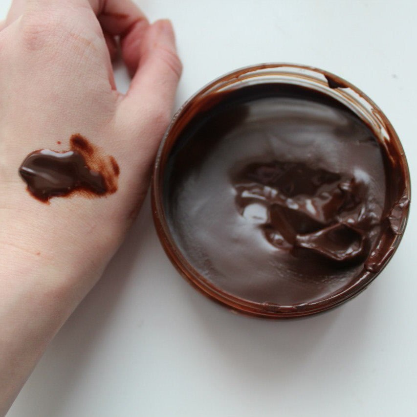 Масло для шоколада. Шоколадное масло. Шоколадное масло в баночке. Эфирное масло шоколад. Лицо в шоколадном масле.