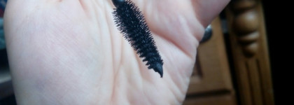 Губки бантиком, бровки домиком, ресницы комочками... Кукольный взгляд от Make up Factory Dream Eyes Doll Eyes Effect Mascara #01 Black