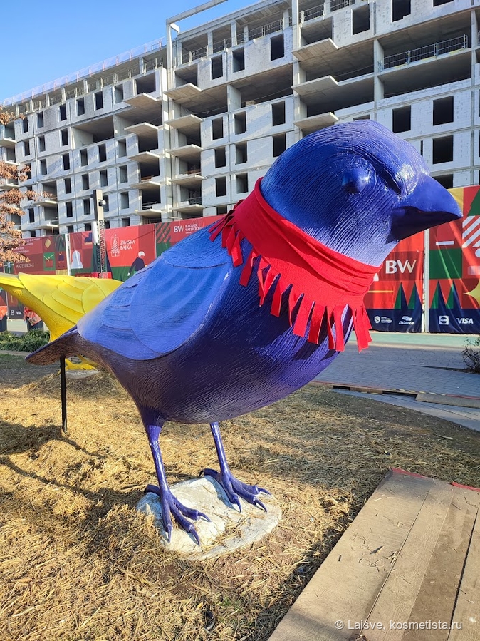 На площадке "Зимска байка" стоит гигантский птиц в шарфике.